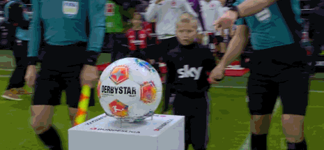 半场：多特1-1法兰克福，拜尔破门，乌尊点射，吉拉西送点