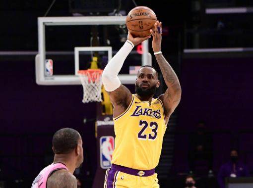 星空体育-独木难支詹姆斯迎接新挑战：到了我再次调整的时候