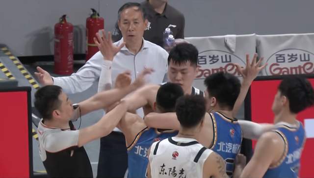 星空体育直播-完全打不过!广东男篮遭逆转,1-2无缘4强,杜锋尽力了,徐杰拉胯