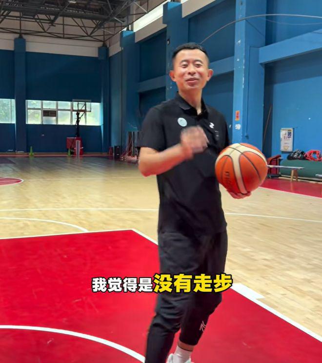 星空体育直播-浙深战争议哨!贺希宁三步上篮走步了吗?两位专家给出相同的解读