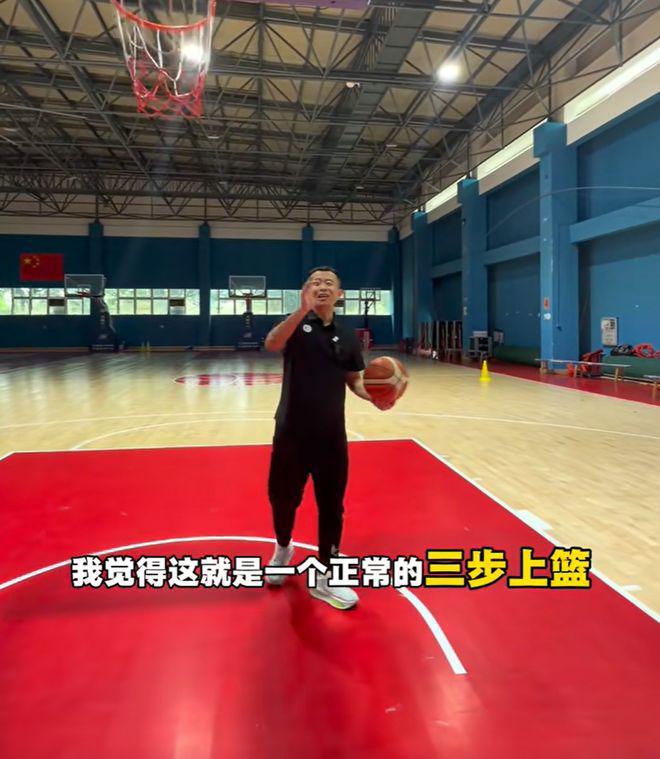 星空体育直播-浙深战争议哨!贺希宁三步上篮走步了吗?两位专家给出相同的解读